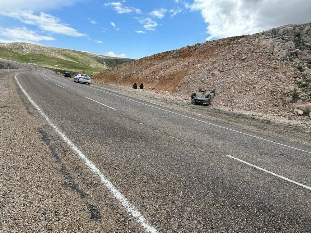 Yoldan çıkıp ters döndü: 5 yaralı