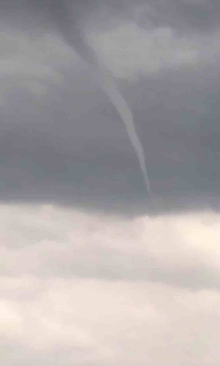 Hortumu yorumlayan iki arkadaş izleyenleri gülümsetti
