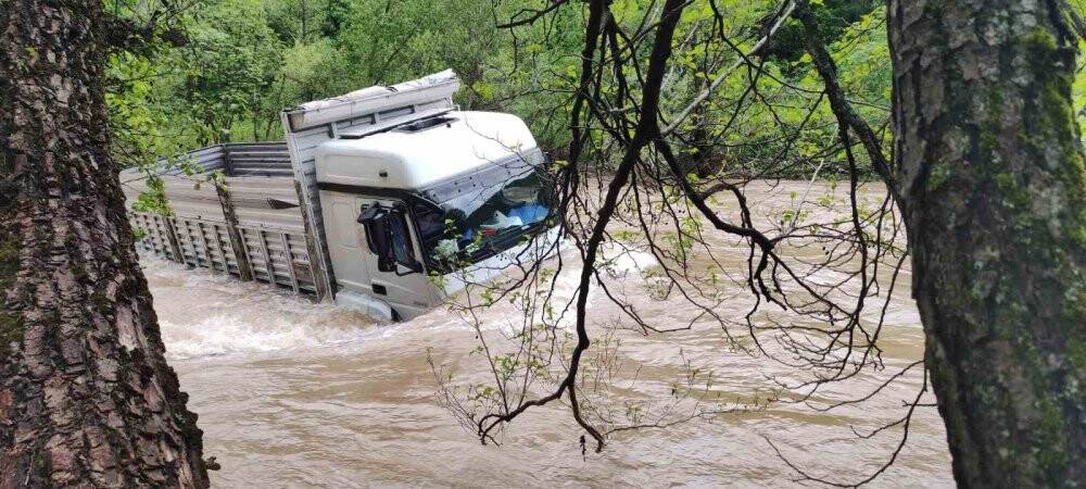 Munzur Çayı’na uçan kamyon çıkarıldı