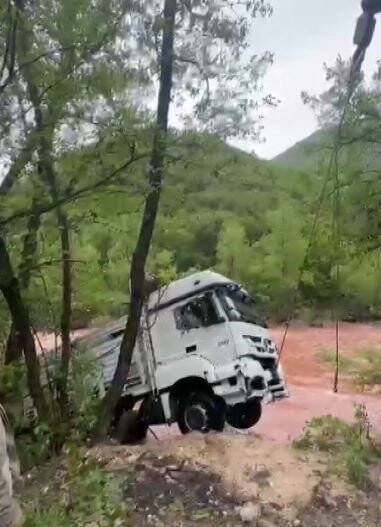 Munzur Çayı’na uçan kamyon çıkarıldı