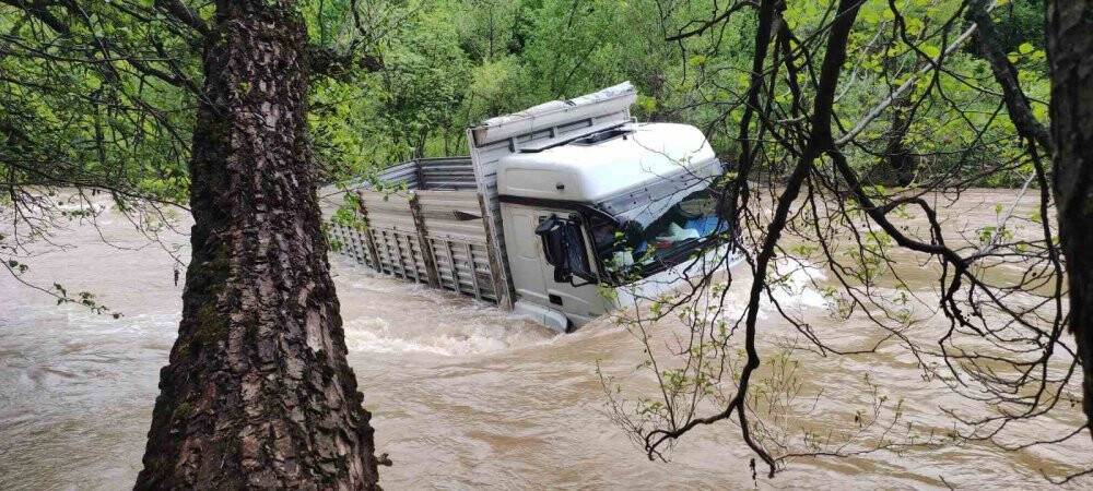 Munzur Çayı’na uçan kamyon çıkarıldı