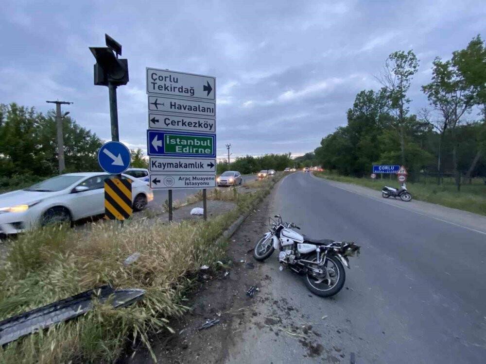 Otomobille çarpışan motosikletteki 2 kişi yaralandı