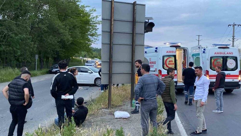 Otomobille çarpışan motosikletteki 2 kişi yaralandı