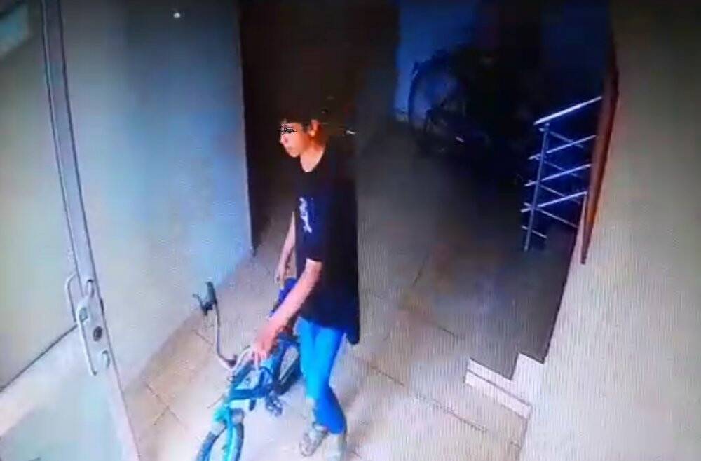 Apartmana giren şüpheliler bisikletleri çaldı, o anlar kamerada