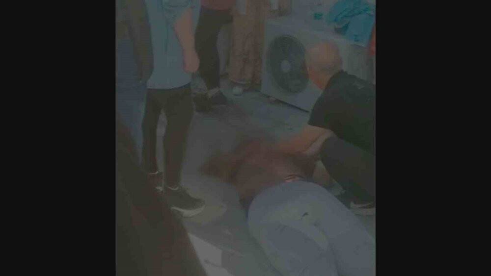 Genç kız sokaktaki kavgayı izlerken camdan düştü