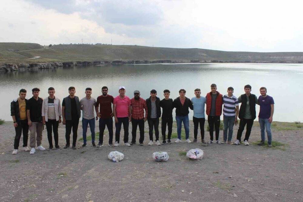 Gençler Acıgöl’de çevre temizliği yaptı