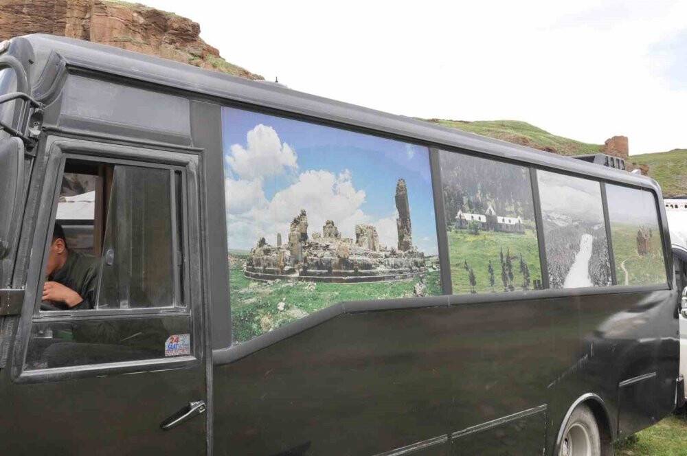 Karavanıyla şehrine gelen turistlere hizmet veriyor