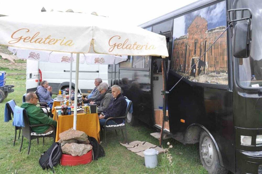 Karavanıyla şehrine gelen turistlere hizmet veriyor