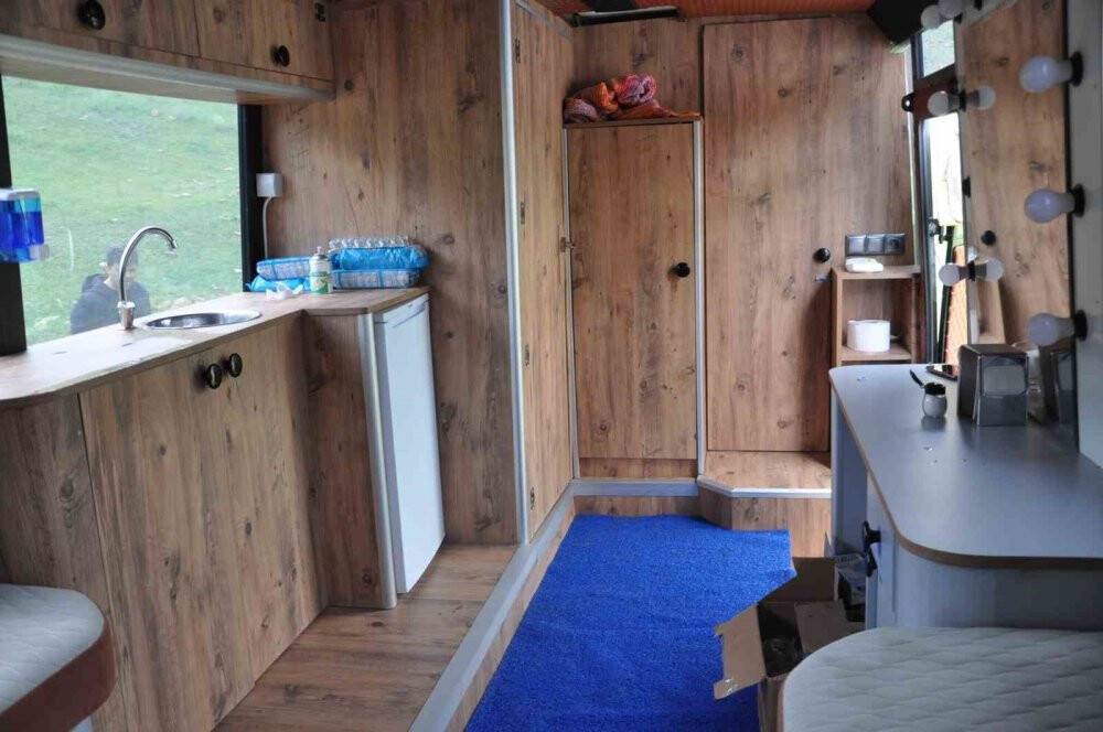 Karavanıyla şehrine gelen turistlere hizmet veriyor