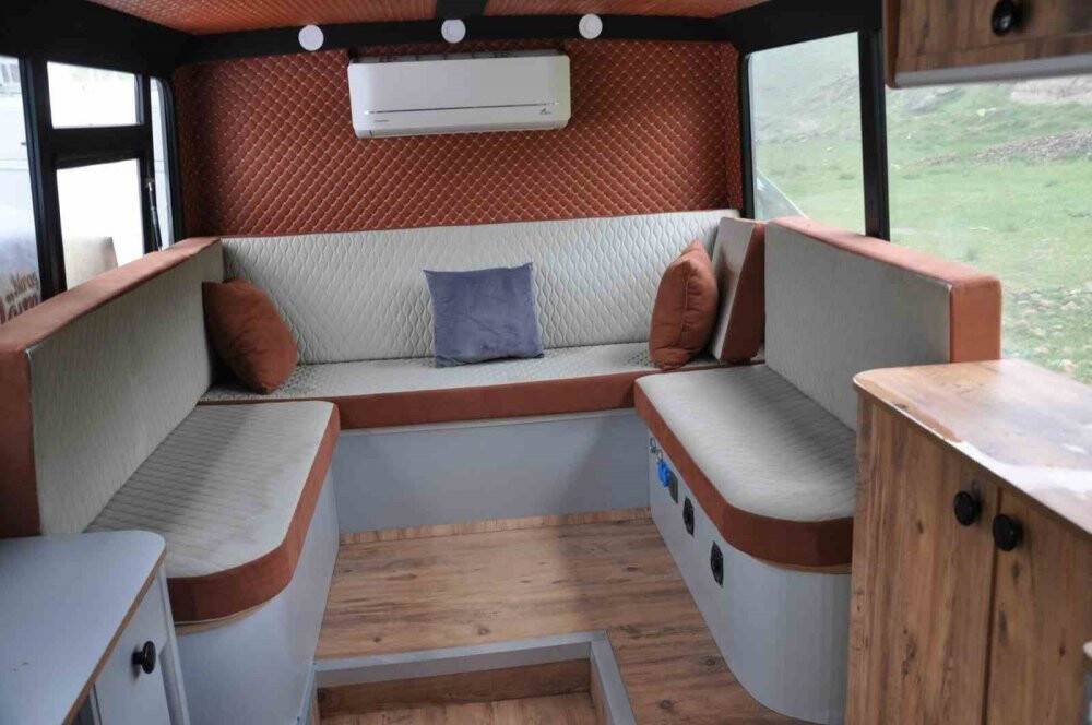 Karavanıyla şehrine gelen turistlere hizmet veriyor