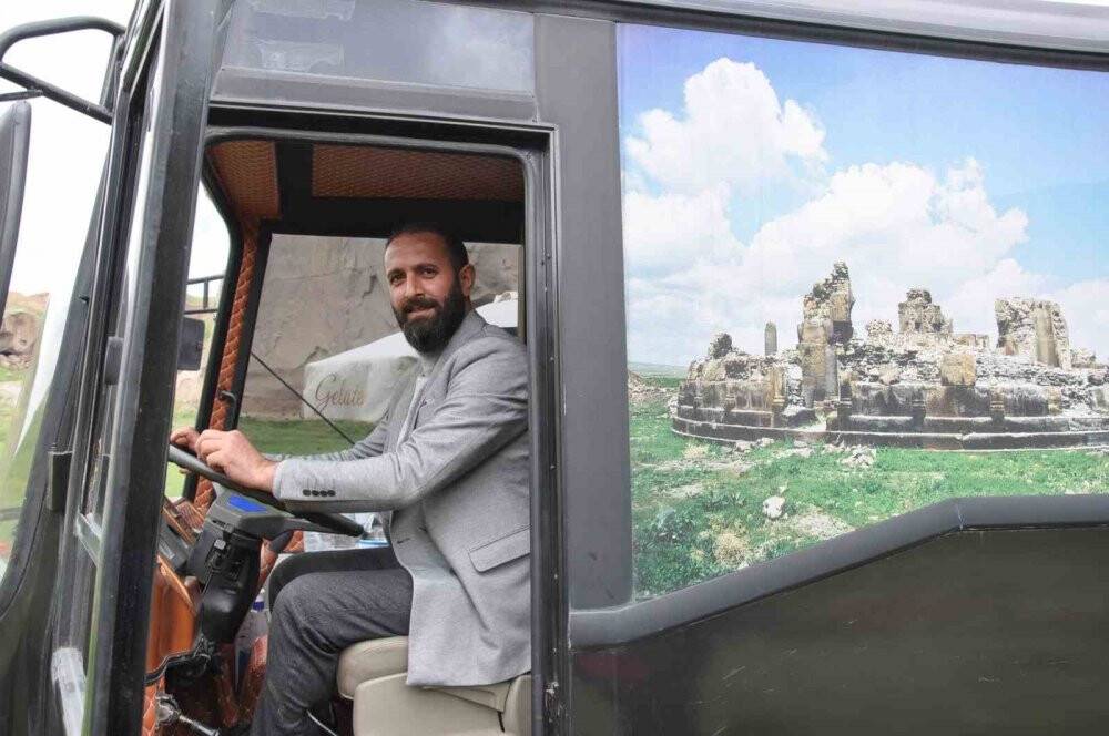 Karavanıyla şehrine gelen turistlere hizmet veriyor