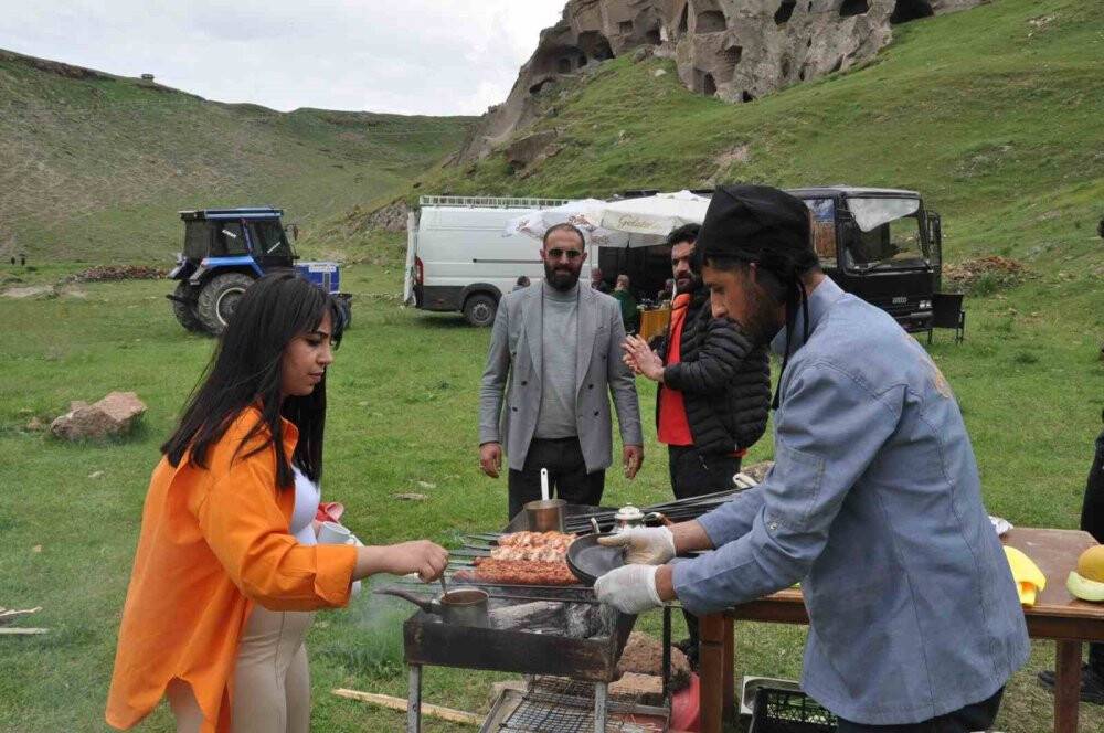 Karavanıyla şehrine gelen turistlere hizmet veriyor