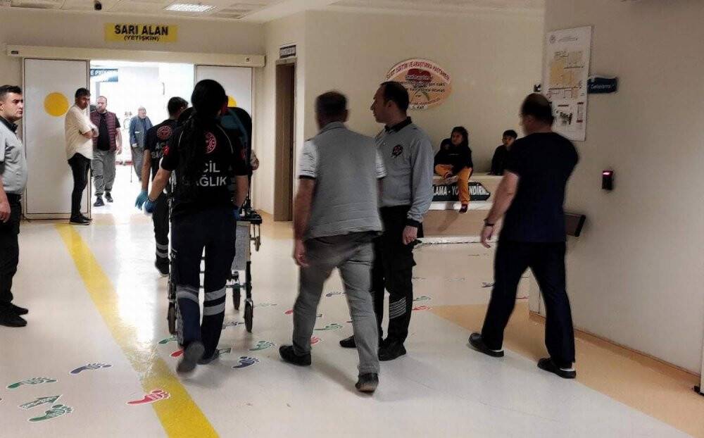 Tarım aracı devrildi: 5 yaralı