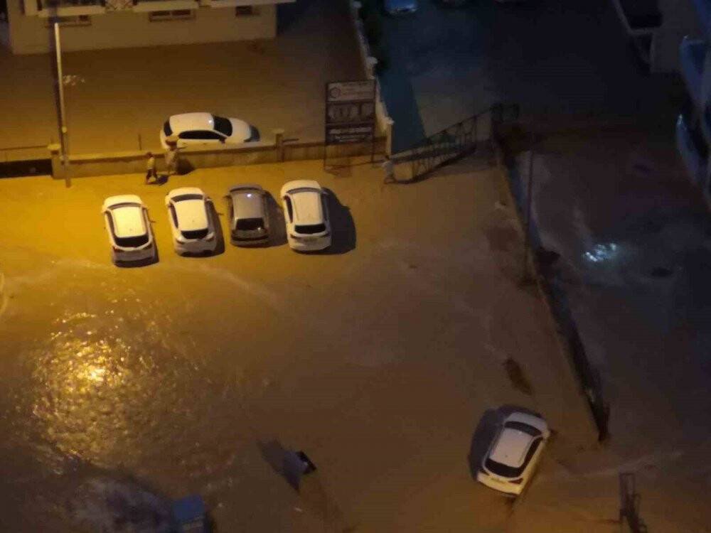 Yağmur etkili oldu, onlarca araç sular içinde kaldı