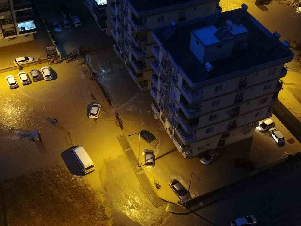 Yağmur etkili oldu, onlarca araç sular içinde kaldı