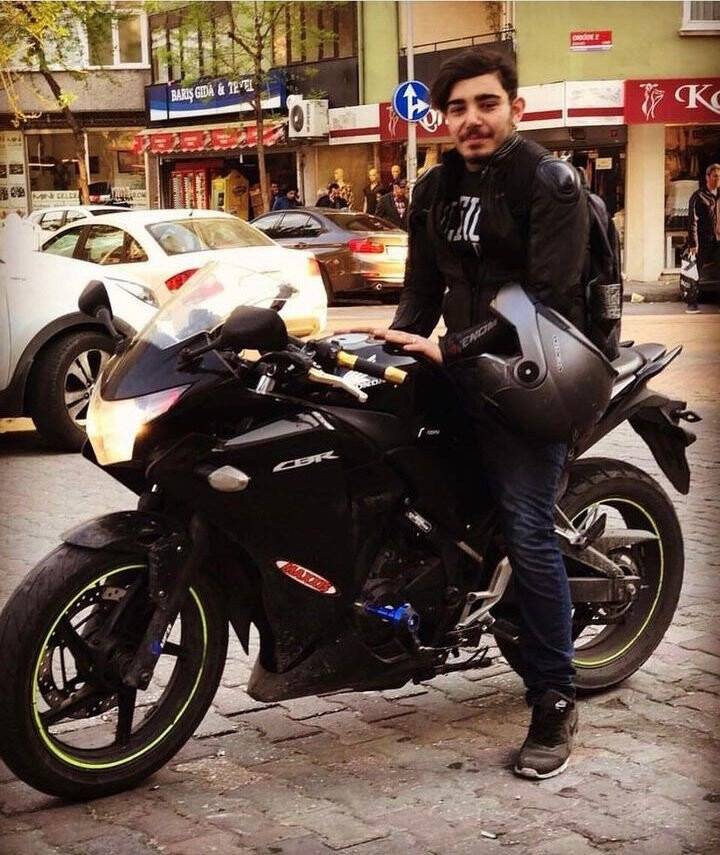 Bir genç, boynunda plastik kelepçe ile evinde ölü bulundu