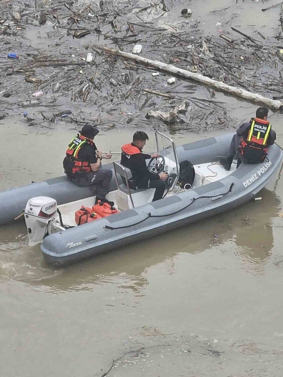 Çoruh nehrinde kaybolan sürücü botlarla aranıyor