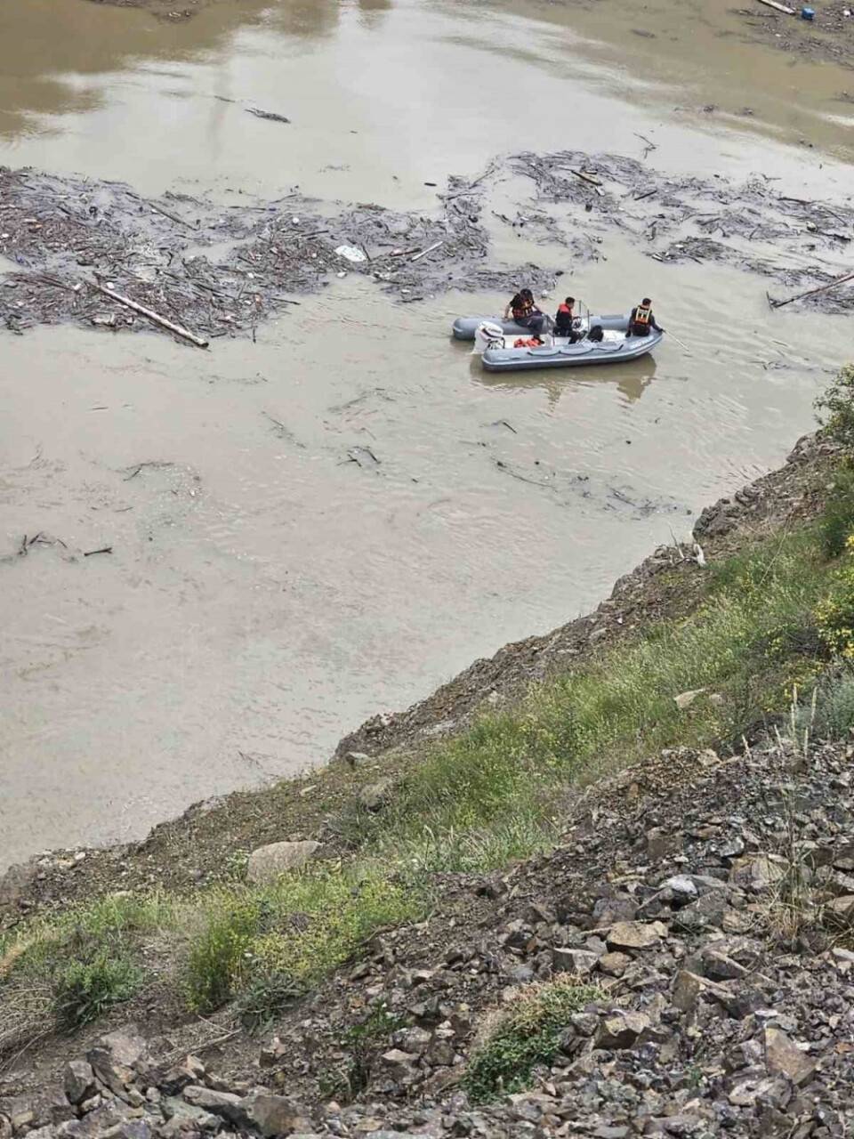 Çoruh nehrinde kaybolan sürücü botlarla aranıyor