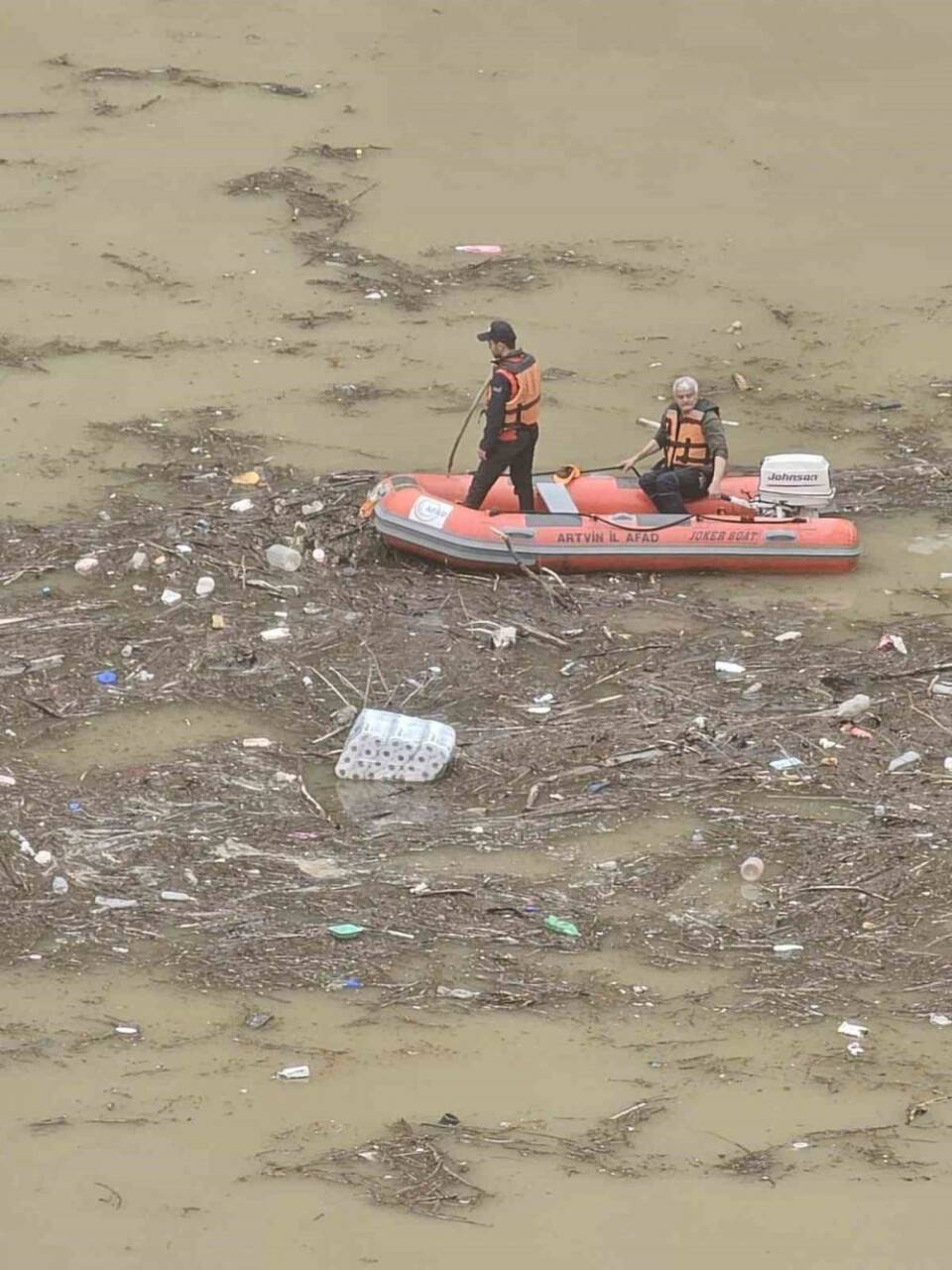 Çoruh nehrinde kaybolan sürücü botlarla aranıyor
