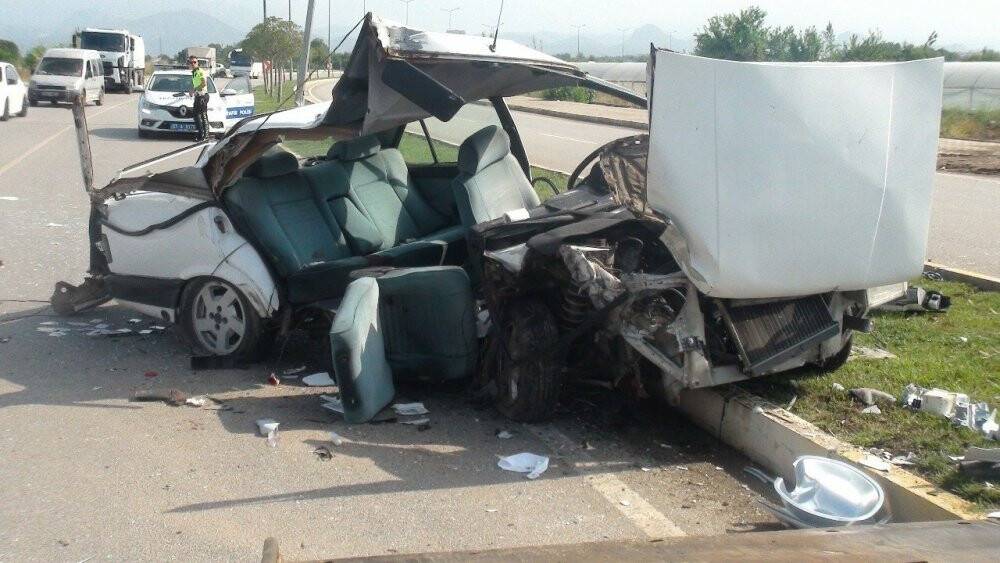 Direğe çarpan otomobil hurdaya döndü: 2 yaralı