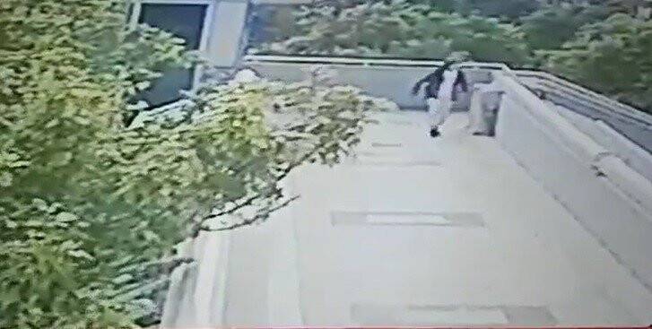 Konya'da vincin çarptığı üst geçitteki çocuğun düştüğü anlar kamerada