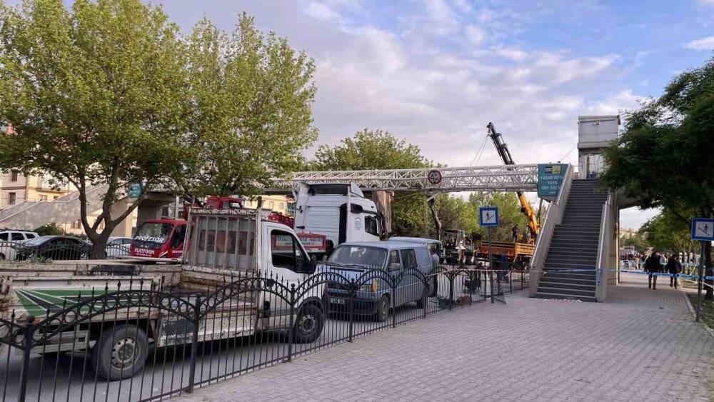 Konya'da vincin çarptığı üst geçitteki çocuğun düştüğü anlar kamerada