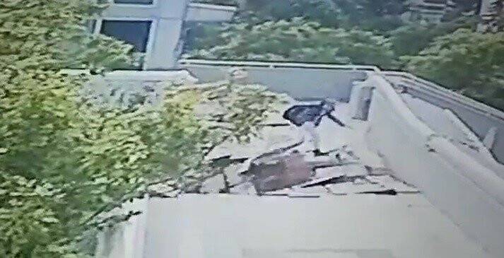 Konya'da vincin çarptığı üst geçitteki çocuğun düştüğü anlar kamerada