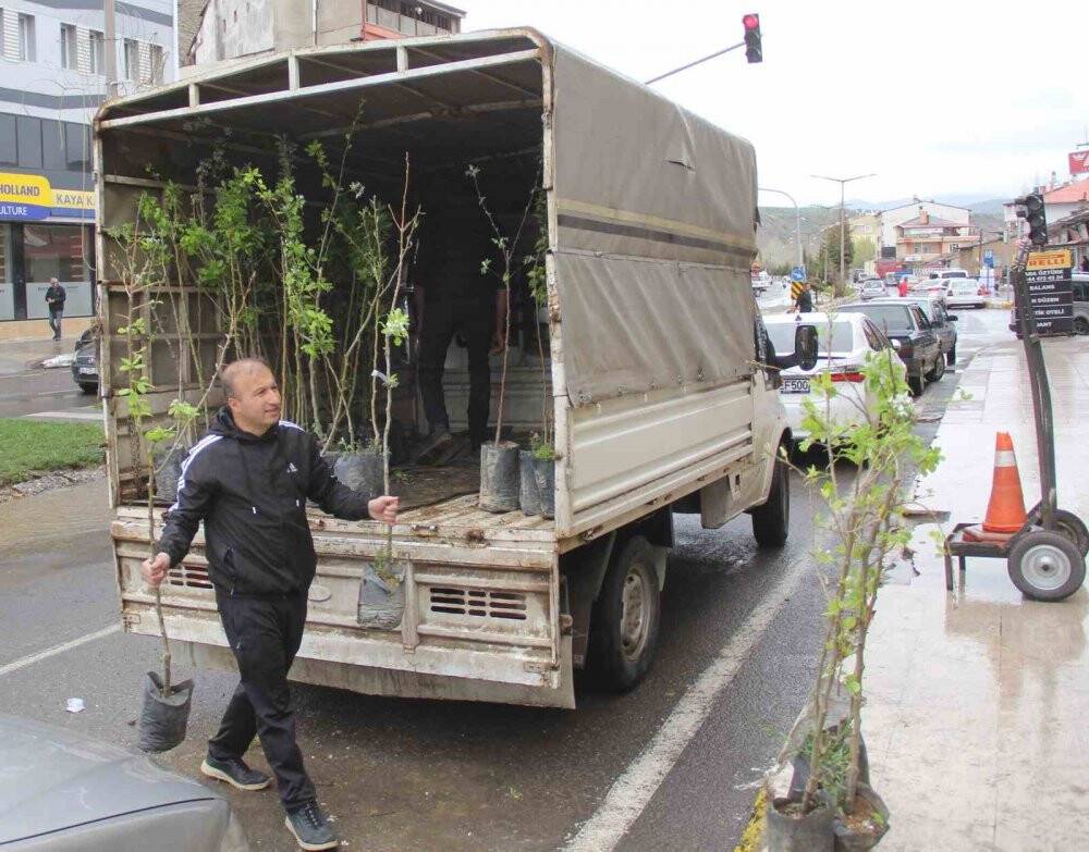 Ölen babası için ilginç bir hayır yaptı