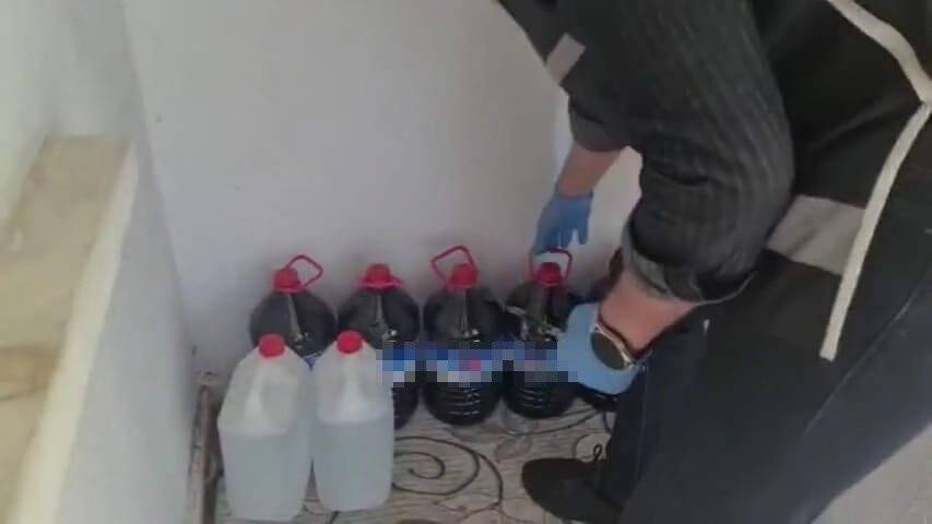 Sahte alkol üreten baba ve 2 oğlu yakalandı