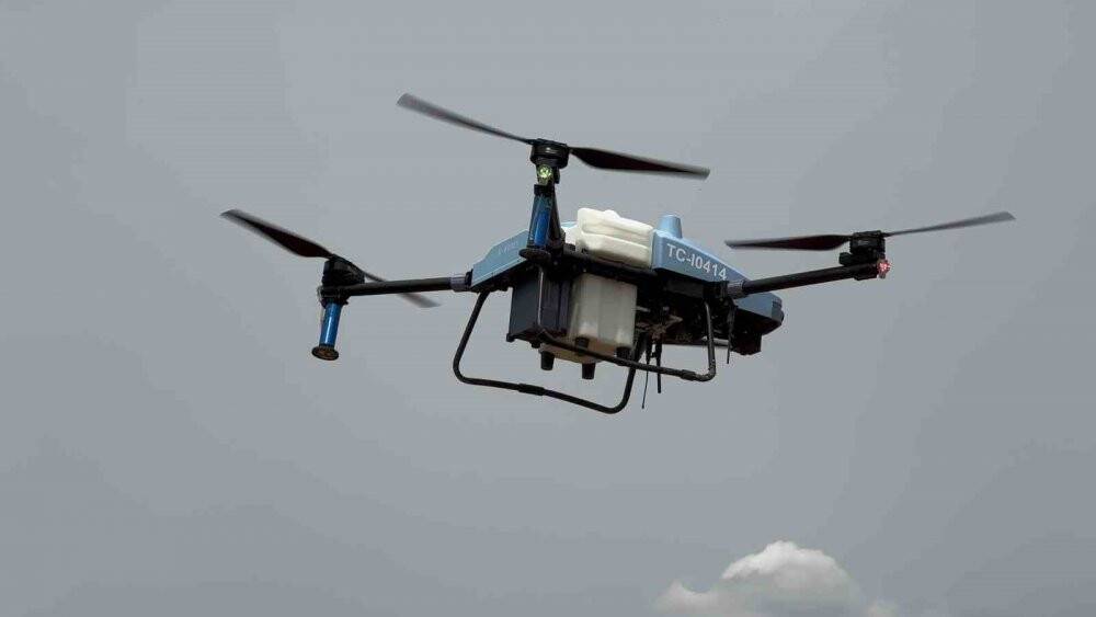 Teknoloji ile tanışan çiftçi, drone ile zirai ilaçlama yapıyor