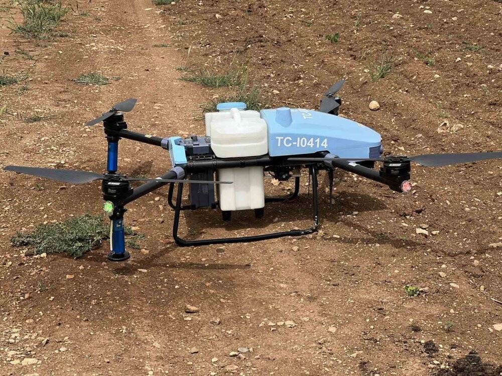 Teknoloji ile tanışan çiftçi, drone ile zirai ilaçlama yapıyor