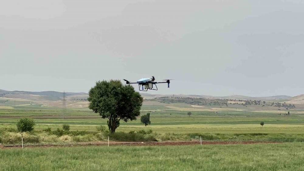 Teknoloji ile tanışan çiftçi, drone ile zirai ilaçlama yapıyor