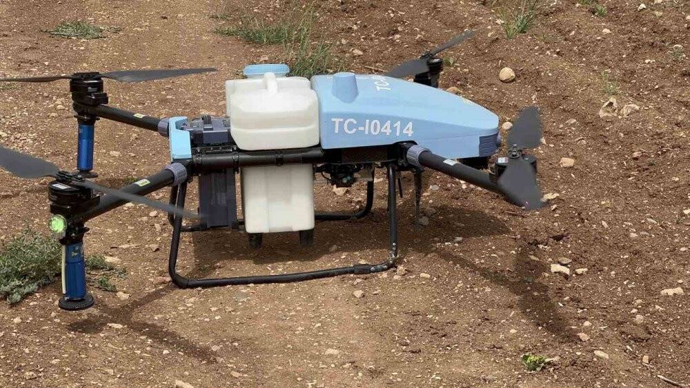 Teknoloji ile tanışan çiftçi, drone ile zirai ilaçlama yapıyor