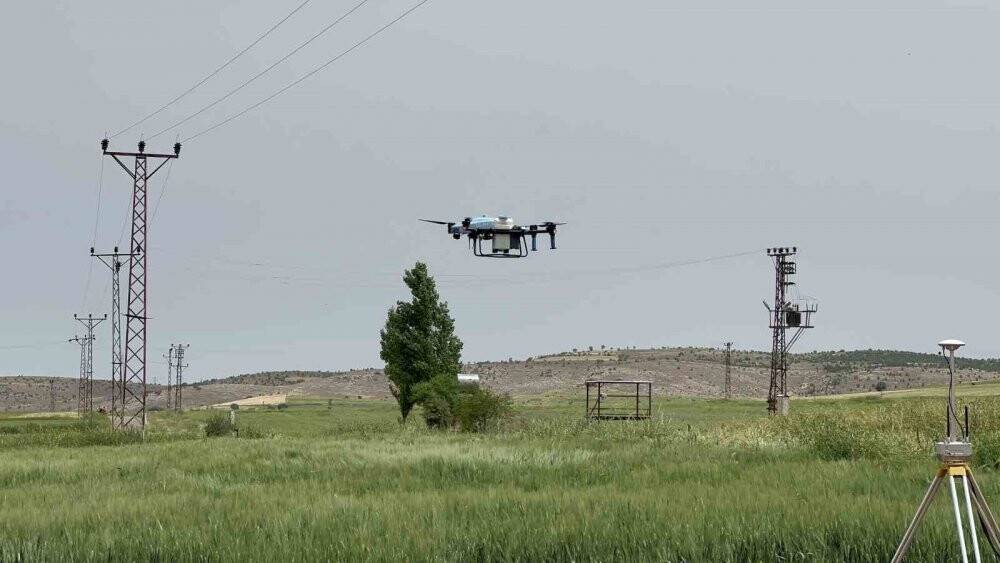 Teknoloji ile tanışan çiftçi, drone ile zirai ilaçlama yapıyor