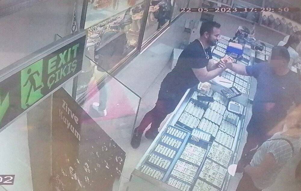Turiste 5 gram yerine 50 gram altın verdiğini fark etti, soluğu polis merkezinde aldı