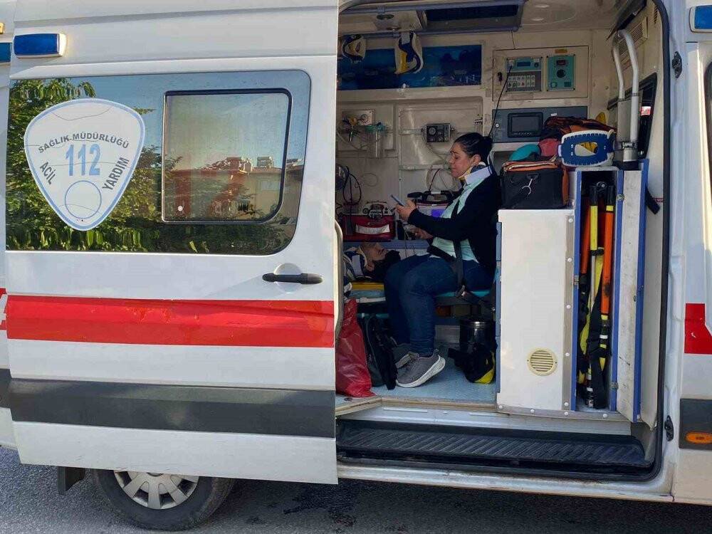 Antalya’da servis aracı otomobille çarpıştı: 12 yaralı