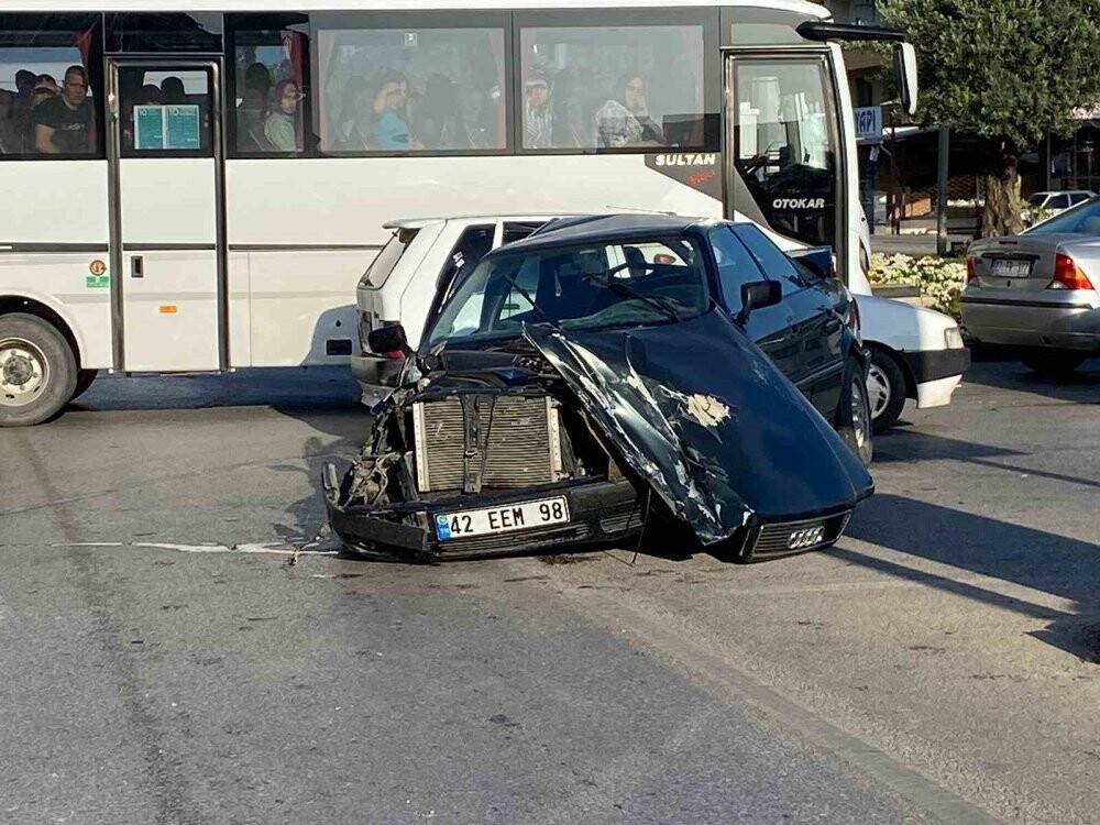 Antalya’da servis aracı otomobille çarpıştı: 12 yaralı