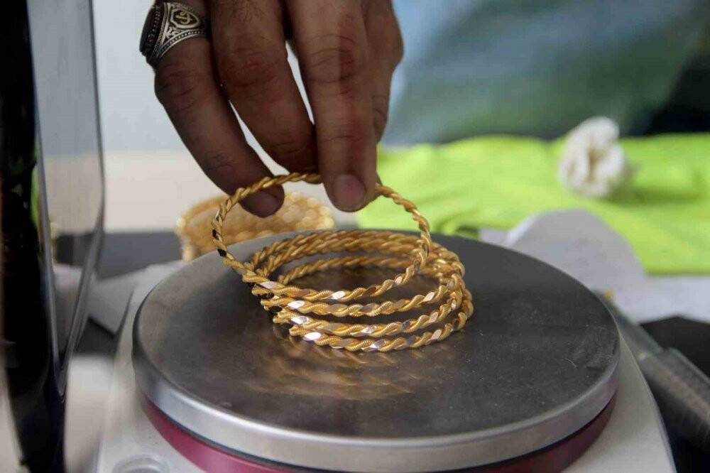 Depremde 13 akrabasını ve iş yerini kaybetti, konteynerde hayata tutunuyor