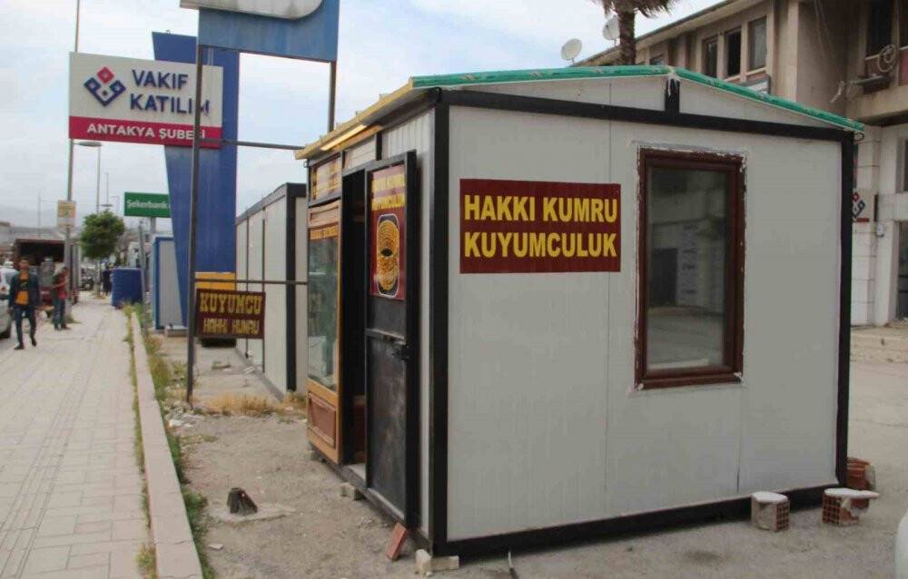 Depremde 13 akrabasını ve iş yerini kaybetti, konteynerde hayata tutunuyor