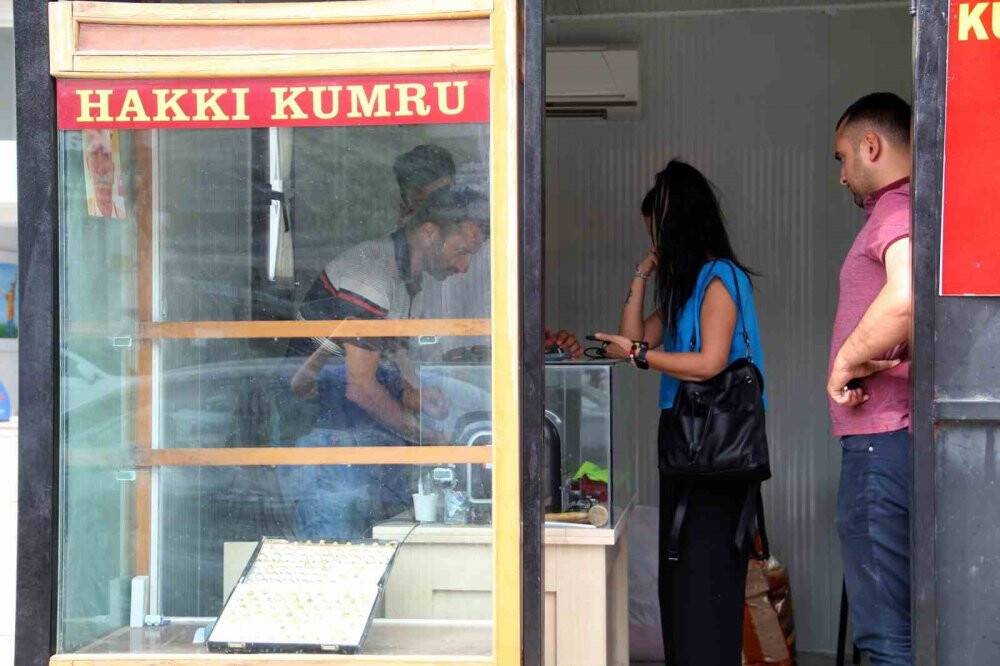 Depremde 13 akrabasını ve iş yerini kaybetti, konteynerde hayata tutunuyor