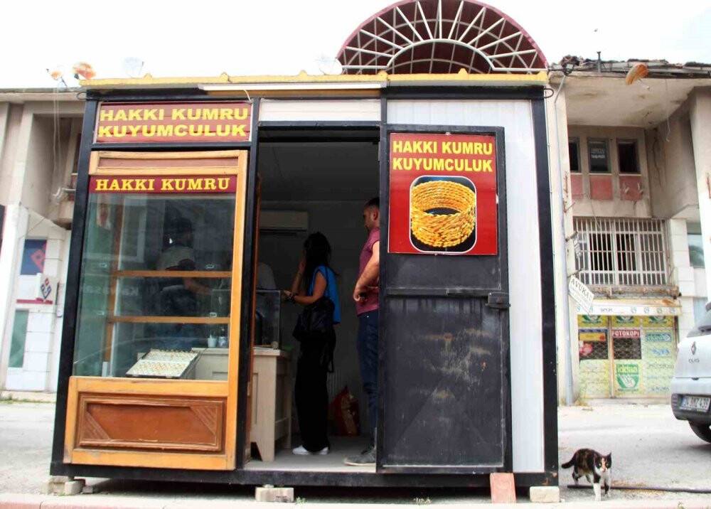 Depremde 13 akrabasını ve iş yerini kaybetti, konteynerde hayata tutunuyor