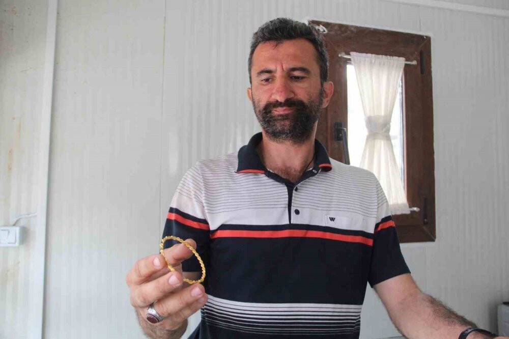 Depremde 13 akrabasını ve iş yerini kaybetti, konteynerde hayata tutunuyor