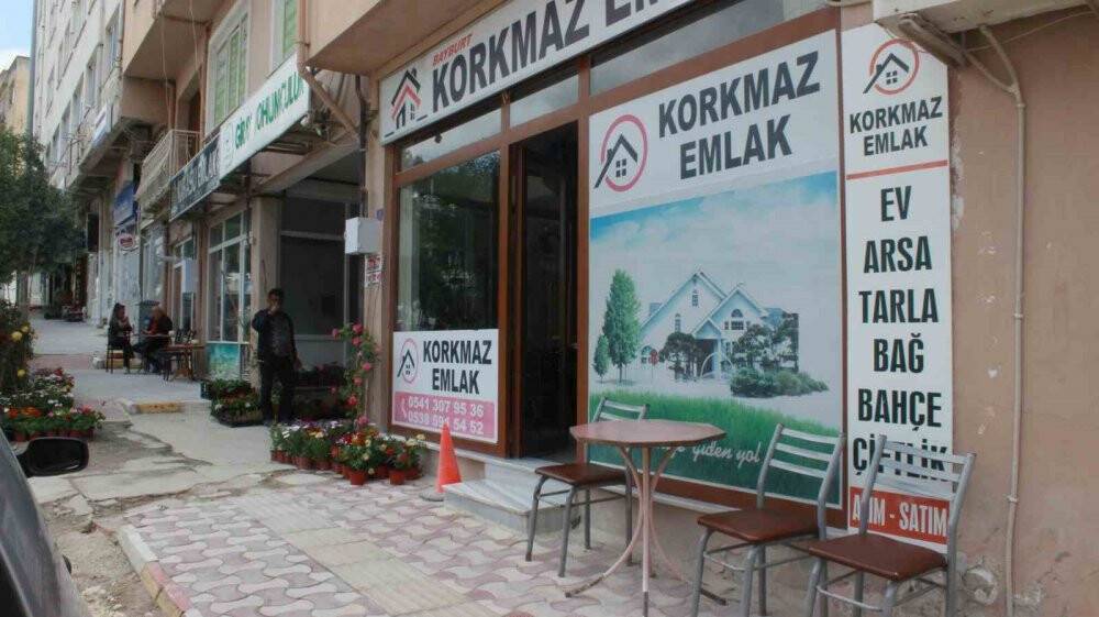 Mezbahadan kaçan dana soluğu emlakçıda aldı!