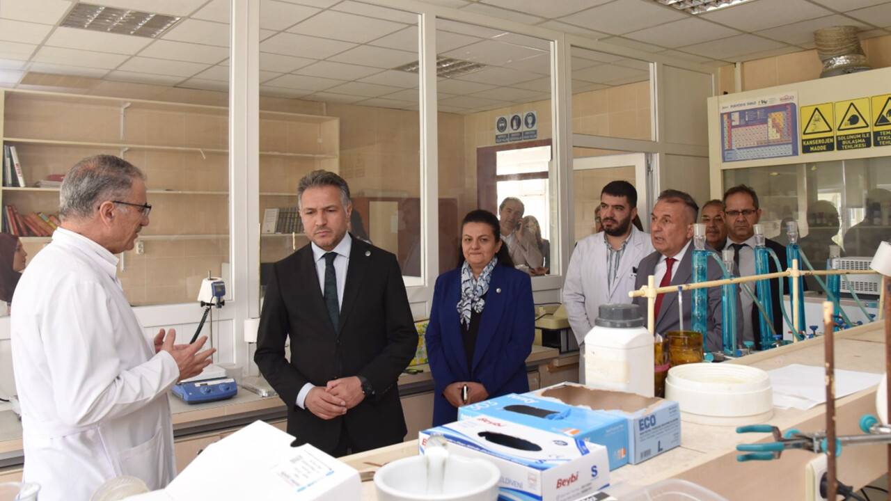 rektor-aksoy-fen-fakultesi-laboratuvarlarini-inceledi-3.jpg