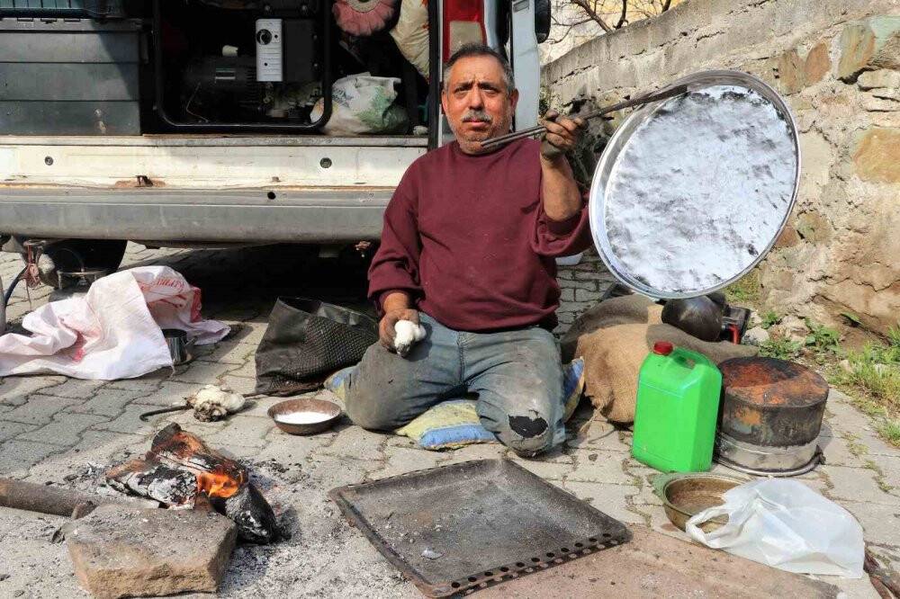 Yok olmaya yüz tutan kalaycılığı ‘seyyar’ olarak devam ettiriyor