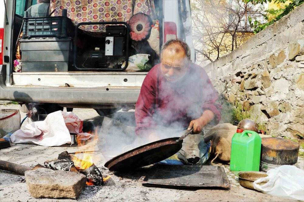 Yok olmaya yüz tutan kalaycılığı ‘seyyar’ olarak devam ettiriyor