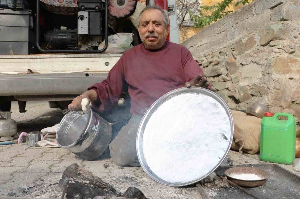 Yok olmaya yüz tutan kalaycılığı ‘seyyar’ olarak devam ettiriyor