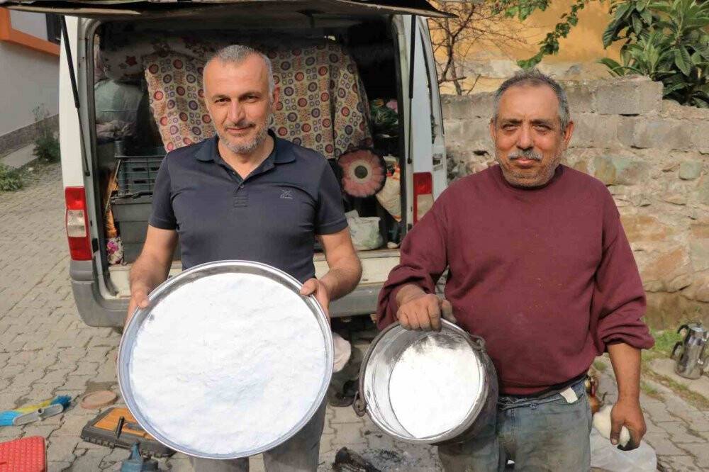 Yok olmaya yüz tutan kalaycılığı ‘seyyar’ olarak devam ettiriyor