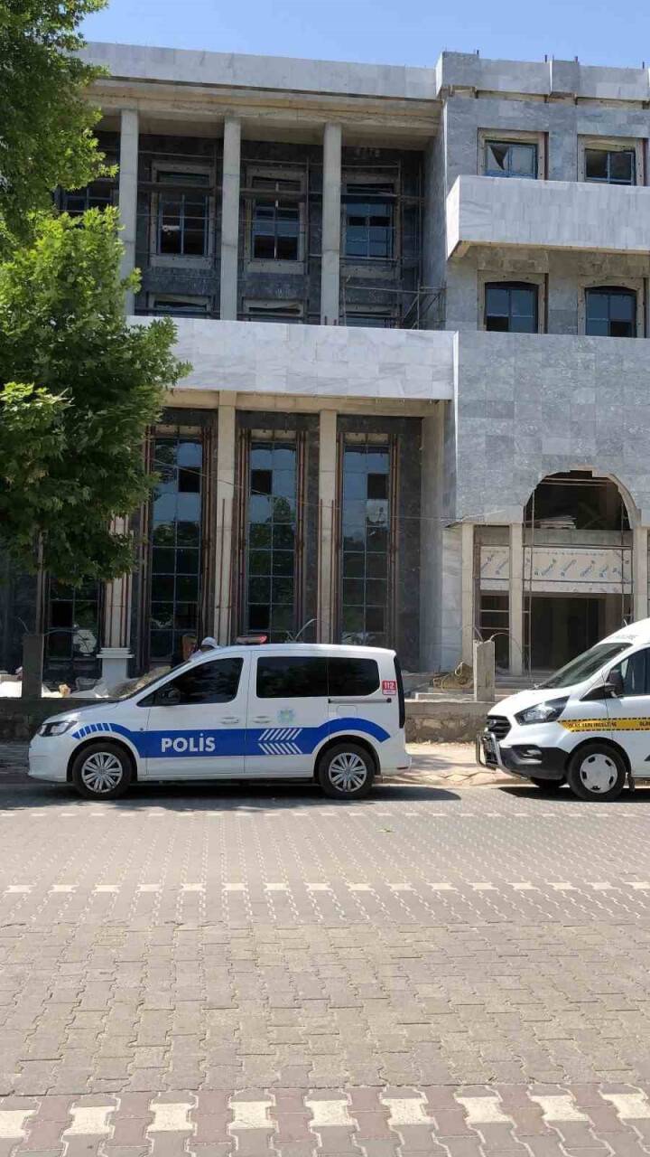 İnşaattan düşen işçi yaralandı