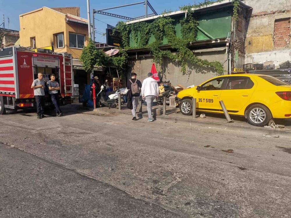 Kaldırımda yürürken taksinin altında kaldı